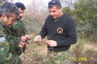 Ο Ομοσπονδιακός Θηροφύλακας Τερζής Γρηγόριος και οι συνάδελφοί του Ηλιόπουλος Δημήτριος και Παναγιώτου Γεώργιος, καταστρέφοντας και συλλέγοντας τις θηλιές έπειτα από την επιτυχία τους στον εντοπισμό και τη σύλληψη των λαθροθηρών.